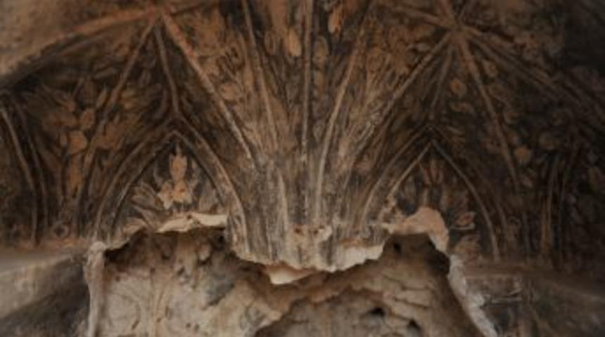 Hoşap Kalesi, İshakpaşa Sarayı'na Rakip