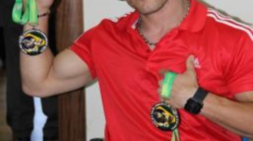 Bilek G&uuml;reşinde D&uuml;nya Şampiyonu Olan Seven, Vali &Ouml;zt&uuml;rk&rsquo;&uuml; Ziyaret Etti