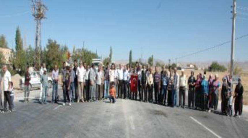 &Uuml;st Ge&ccedil;it İsteyen Belde Halkı Yol Kesti