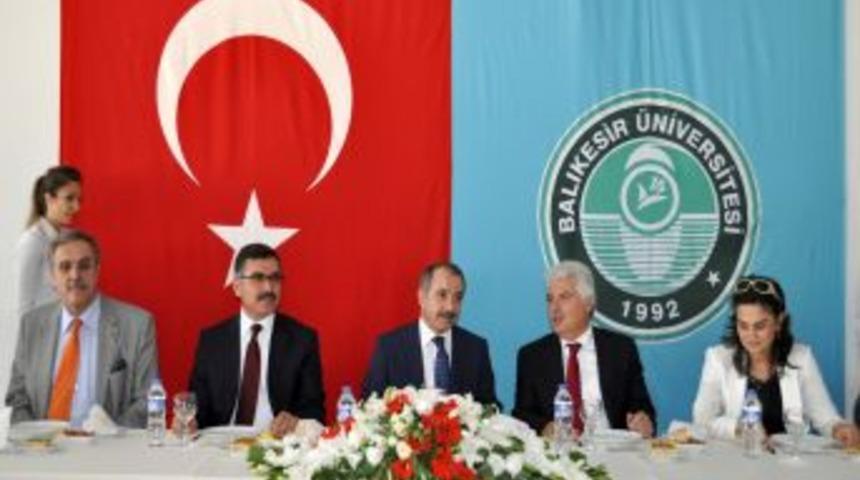 'Son 10 Yılda &Uuml;niversitelerdeki &Ouml;ğrenciler Y&uuml;zde 129 Arttı'