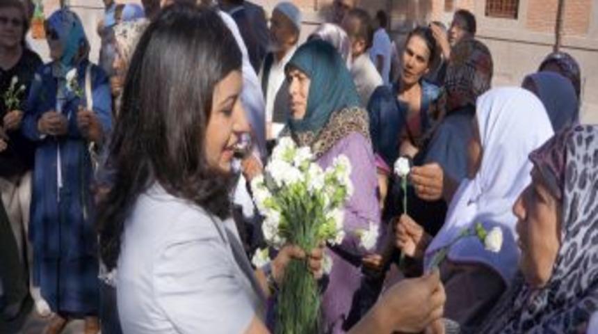 Akan Kanın Durmasını Isteyen Anneler, Hacıbayram'da T&uuml;rk&ccedil;e Ve K&uuml;rt&ccedil;e Dua Etti