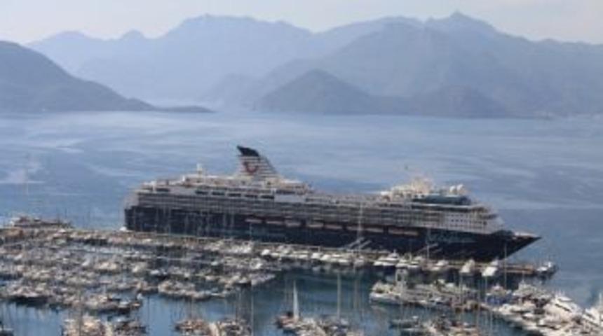 Dev Yolcu Gemisi "mein Schiff" Marmaris'te