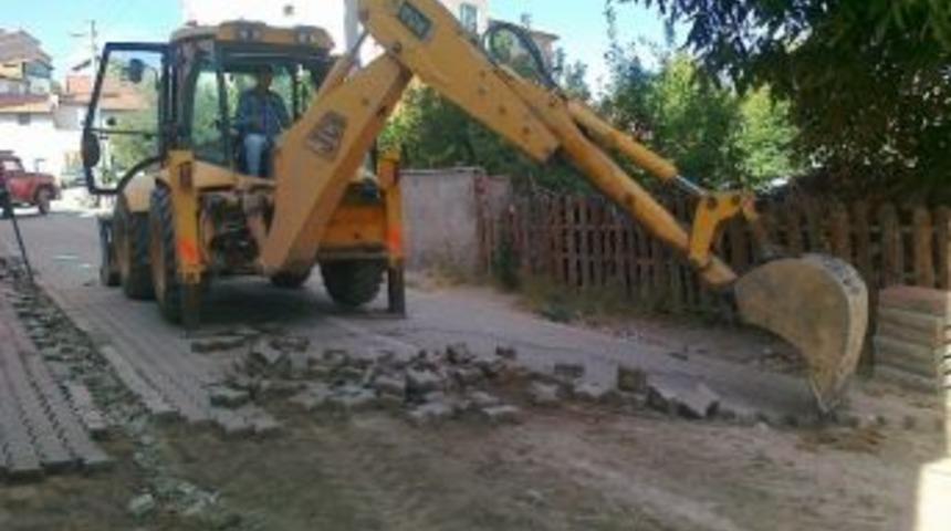 Okul İnşaatı Sırasında Bozulan Yola Kilitli Parke Taşı D&ouml;şeniyor