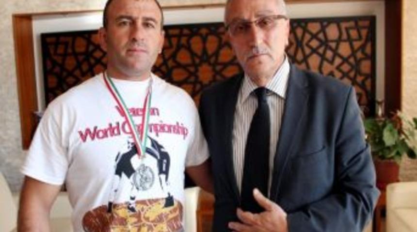 D&uuml;nya İkincisi G&uuml;reş&ccedil;i Belediyeyi Ziyaret Etti