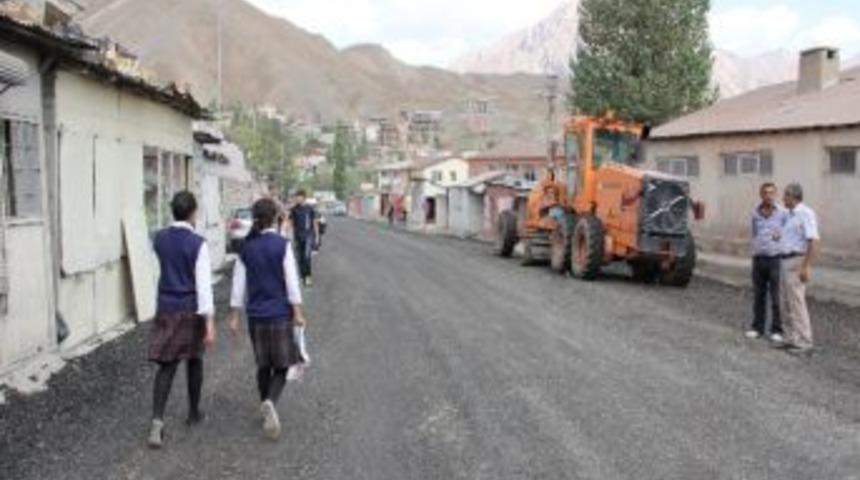 Hakkari&rsquo;de Tahrip Olan Caddeler Onarılıyor