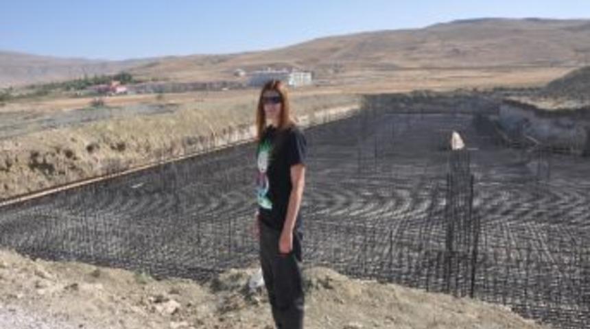 Milli Taekwondocu Nur Tatar, İsminin Verileceği 5 Bin Kişilik Spor Salonu İnşaatını Ziyaret Etti