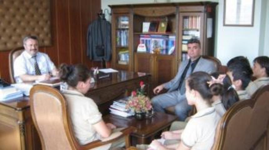 &Ouml;ğrencilerden İl&ccedil;e Milli Eğitim M&uuml;d&uuml;r&uuml;'ne Ziyaret