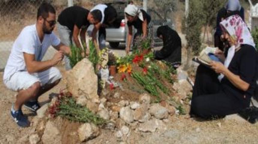 Yakınları Sevilay &Ouml;ğretmenin Mezarını Ziyaret Etti