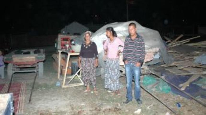 10 N&uuml;fuslu Aile Sokakta Yatıyor