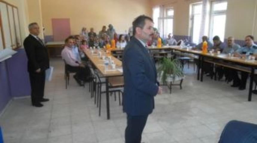 G&ouml;rdes Halk Eğitim Ve İşkur İşbirliğince D&uuml;zenlenenhasta Ve Yaşlı Refakat&ccedil;isi Ve &Ouml;rt&uuml; Altı Sebze Yetiştiriciliği Kursunu Başarıyla Bitiren Kursiyerlere Belgeleri T&ouml;renle Verildi