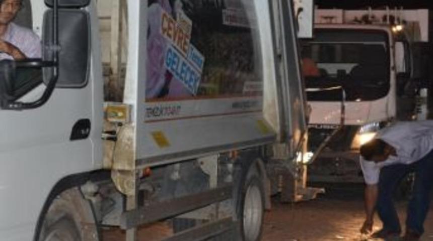 Turgutlu&rsquo;da İki &Ccedil;&ouml;p Kamyonu &Ccedil;arpıştı