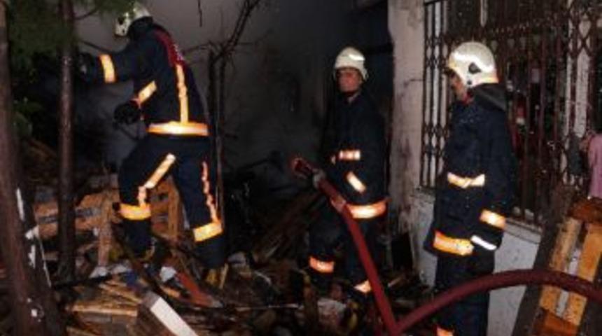 Pendik&rsquo;te Gecekondu Yangını Paniğe Neden Oldu&hellip;