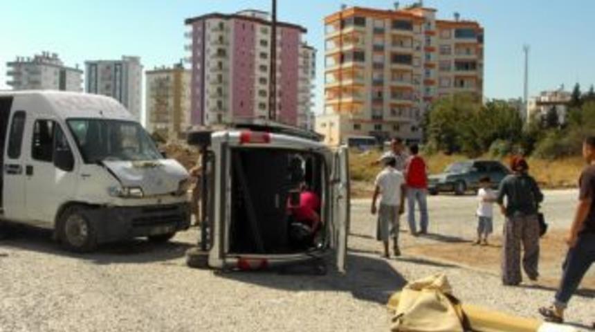 Kumluca'da &Ouml;ğrenci Servisi Kaza Yaptı