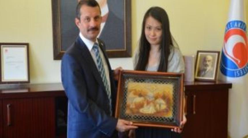 Kazak Öğrencilerden Rektör Saatcı’ya Ziyaret