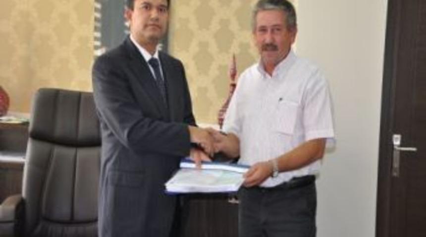 Hacı Beldesi, Referandum Evraklarını, Kaymakam G&uuml;rb&uuml;z&rsquo;e Teslim Etti