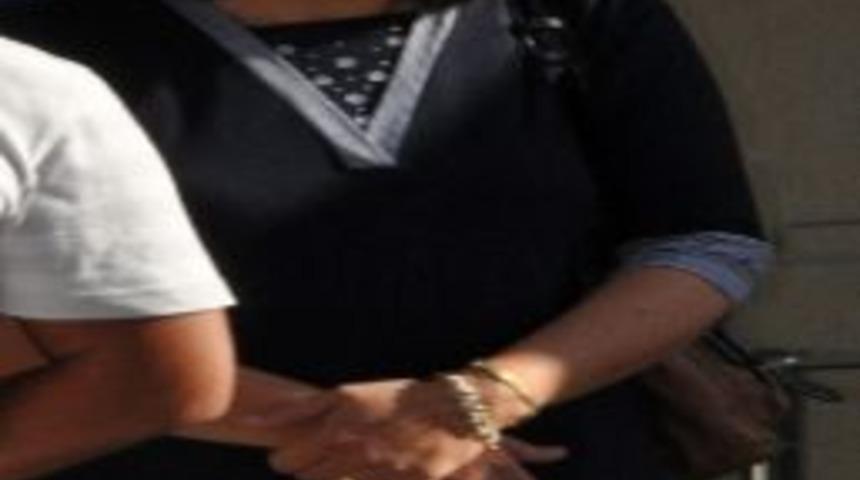 Fren Yerine Gaza Basan Kadın S&uuml;r&uuml;c&uuml; D&uuml;kkana Girdi