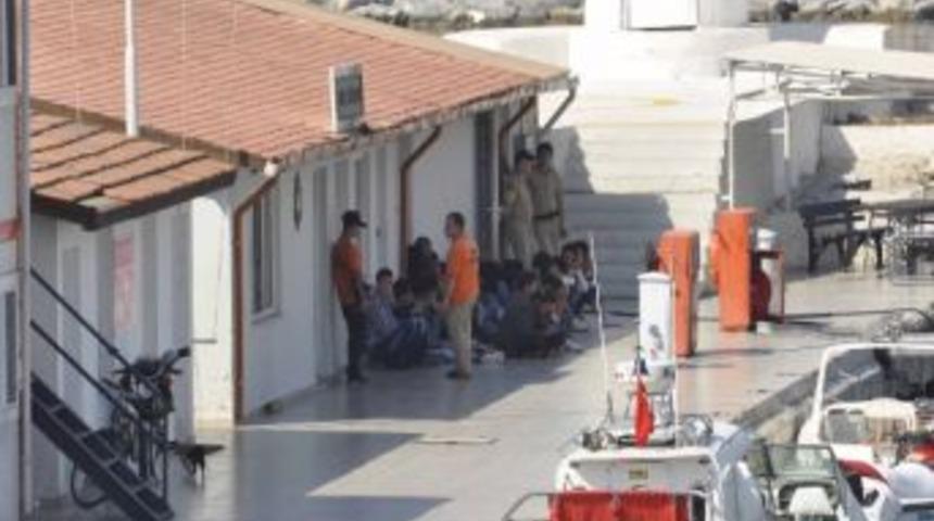 Kuşadası&rsquo;nda S&uuml;riyeli 63 Ka&ccedil;ak G&ouml;&ccedil;men Yakalandı