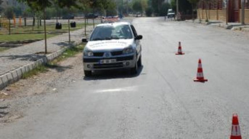 Didim&rsquo;de S&uuml;r&uuml;c&uuml; Adayları Direksiyon Sınavında Terledi