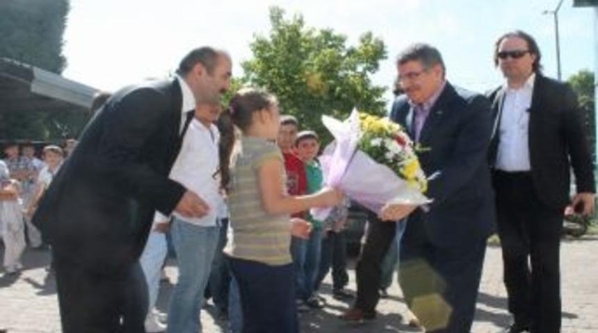 Bakan Şahin'den Namaza Koşan Gen&ccedil;lere Bisiklet