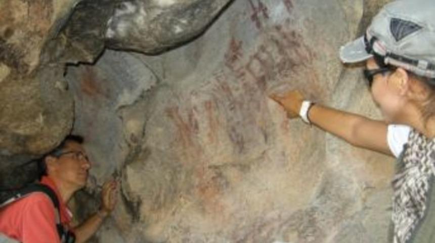 Beşparmak Dağları&rsquo;ndaki 8 Bin Yıllık Kaya Resimleri Tahrip Edildi