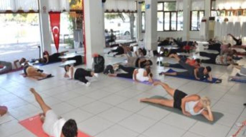 Fo&ccedil;alı Kadınlar Pilatesle Form Tutuyor