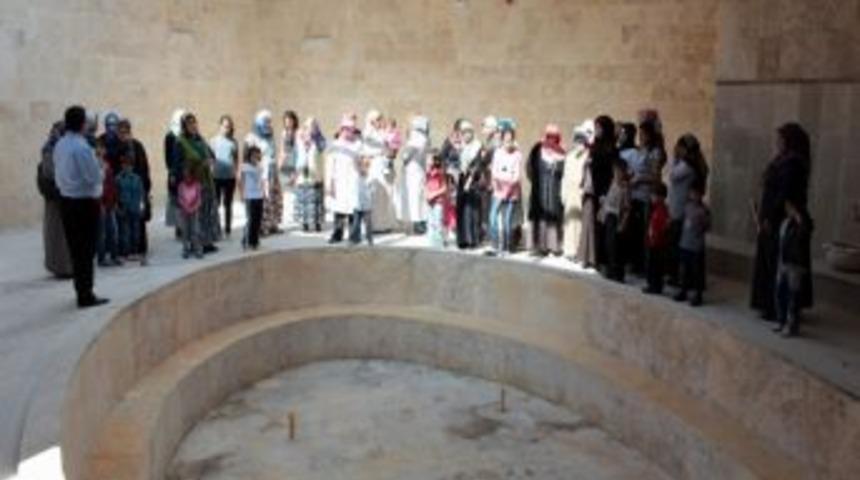 Sivaslı Kadınlar Sıcak &Ccedil;ermiği Gezdi