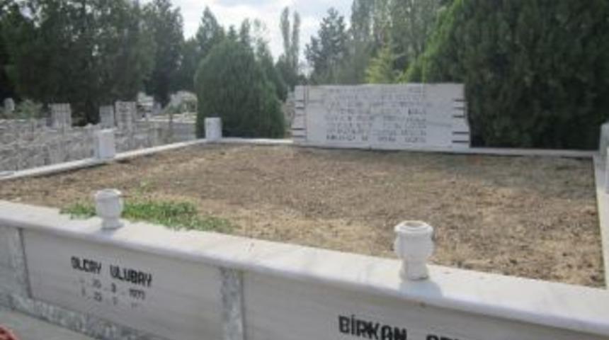 L&uuml;leburgaz&rsquo;da İbretlik Mezar Taşı