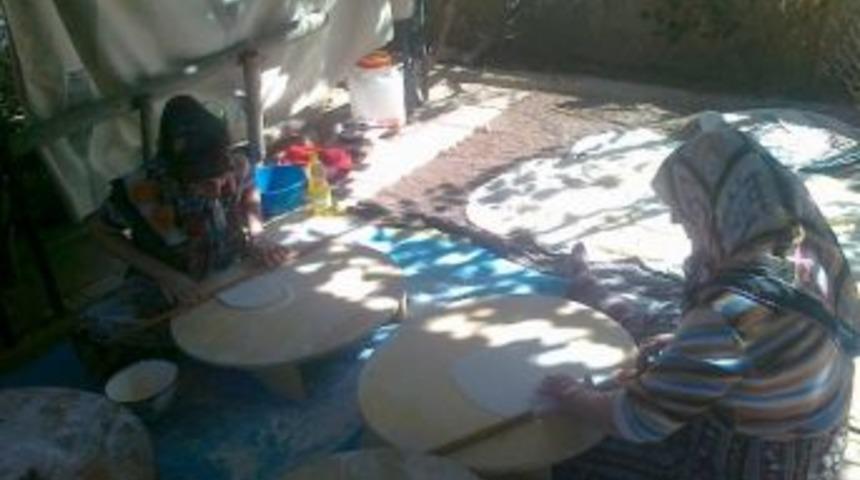 Kadınların Kuru Yufka Yapma Telaşı