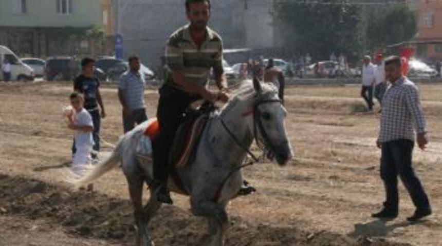Rahvan At Yarışlarında Kıyasıya M&uuml;cadele