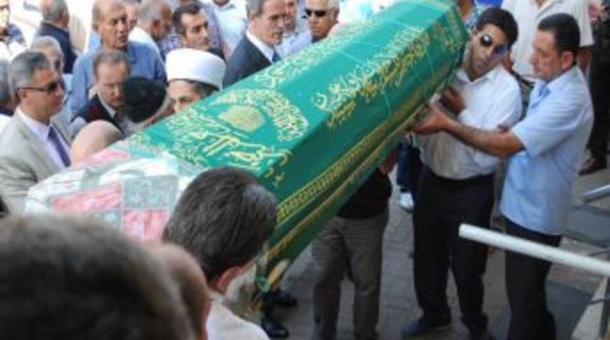 Akt&uuml;rk Kayınvalidesini Kaybetti