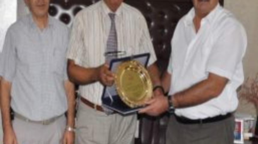 Başkan Serter'e Teşekk&uuml;r Plaketi
