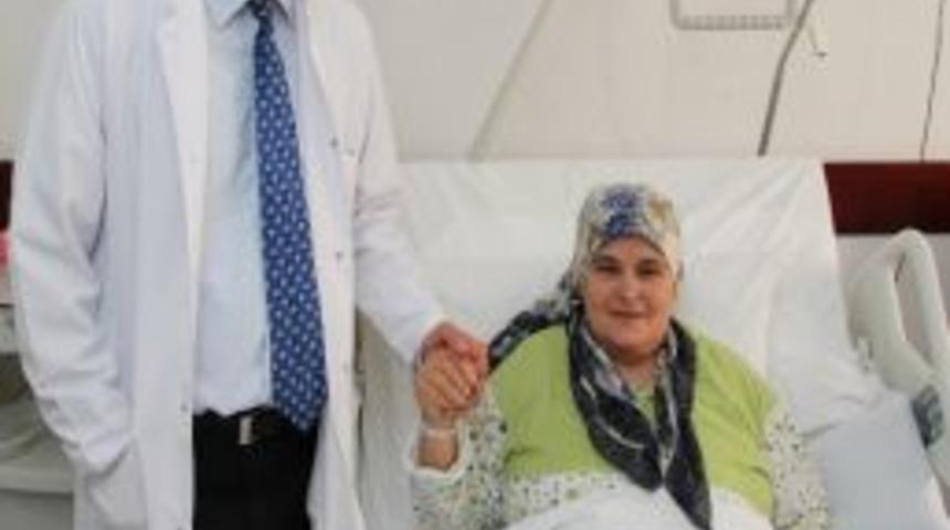 İzmir'de Hatice Vatansever Adlı Kadının Beş Aylık Hamile Karnı B&uuml;y&uuml;kl&uuml;ğ&uuml;ndeki Kitlesi Kapalı Y&ouml;ntemle Alındı