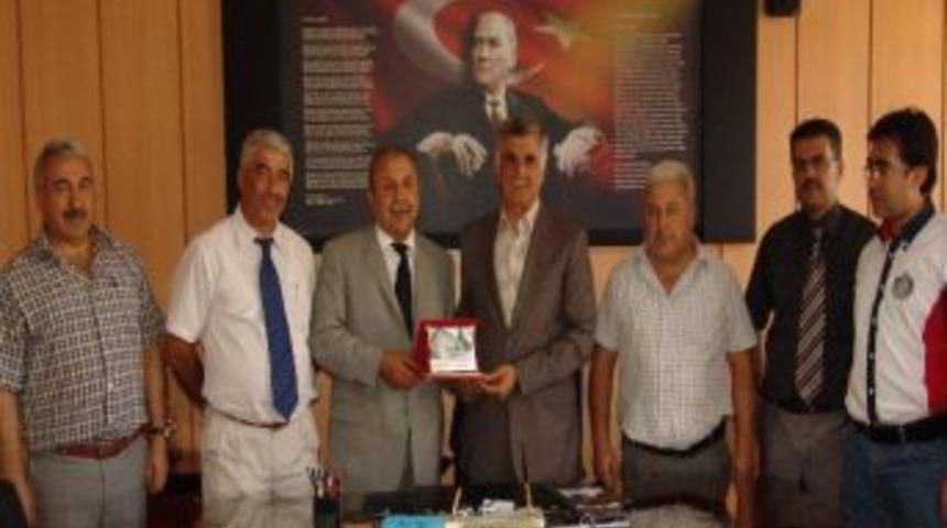 Başkan B&uuml;y&uuml;kaslan'a Teşekk&uuml;r Plaketi