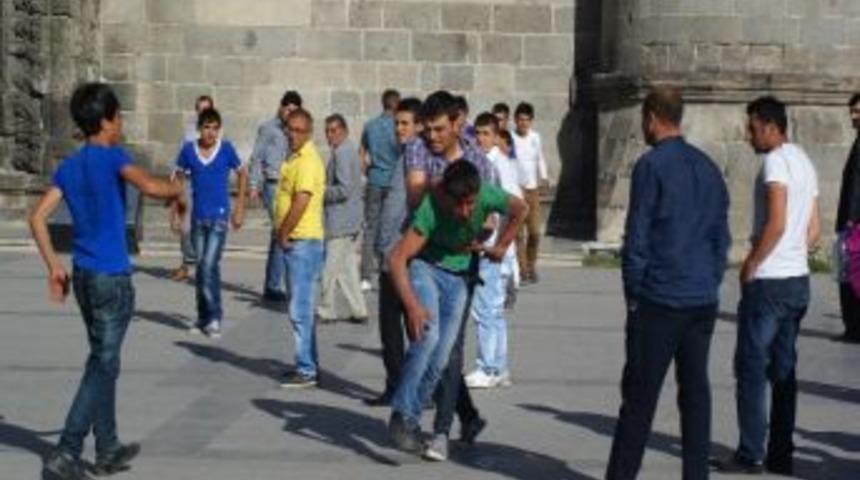 Gen&ccedil;lerin Kavgası Kanlı Bitti