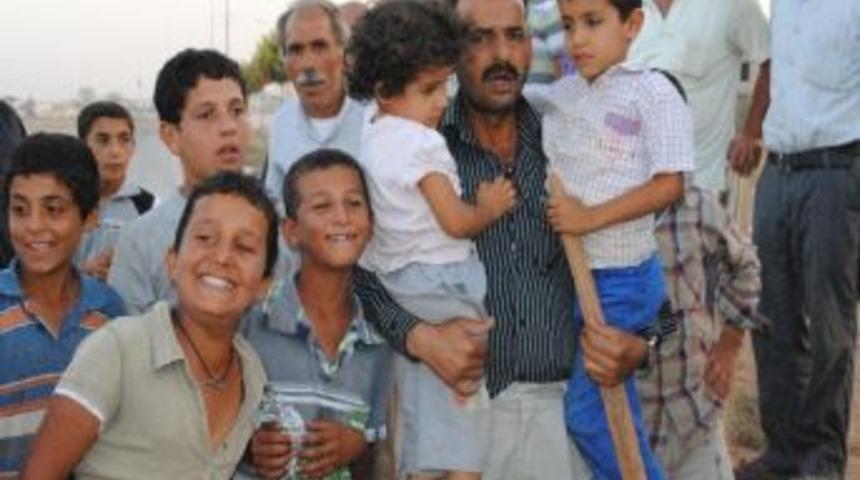 Esed'e Bağlı Askerlerin Attığı Toplar Tren Yoluna D&uuml;şt&uuml;