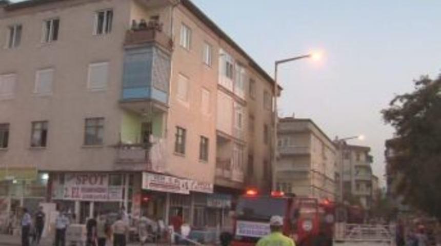 İkinci El Eşya Satılan D&uuml;kkanda &Ccedil;ıkan Yangında 2 Kişi Zehirlendi