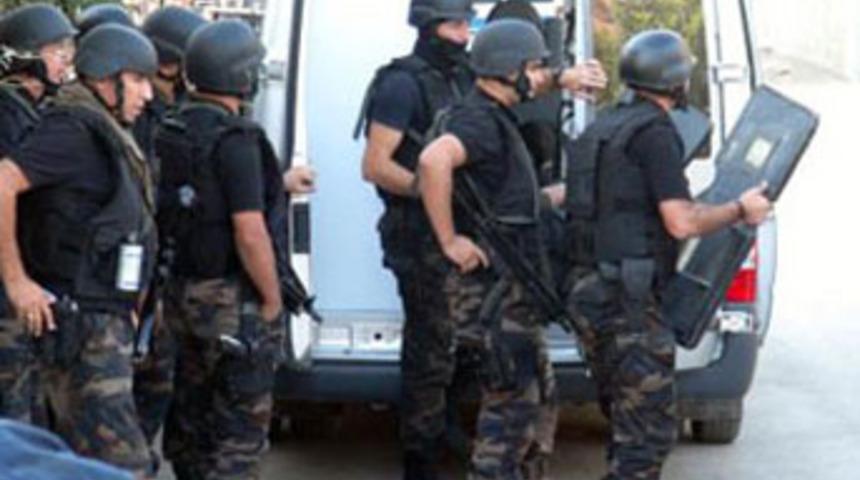 Ailesini rehin aldı