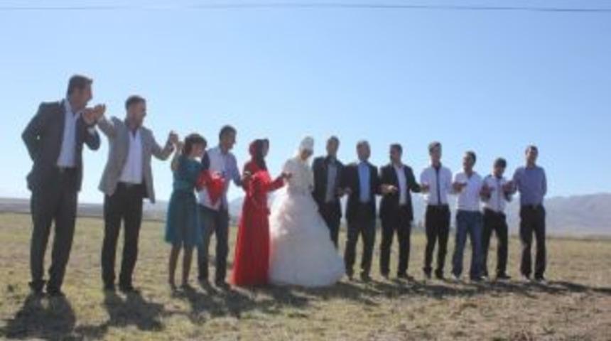 Yol Kenarında Geline Halay S&uuml;rprizi