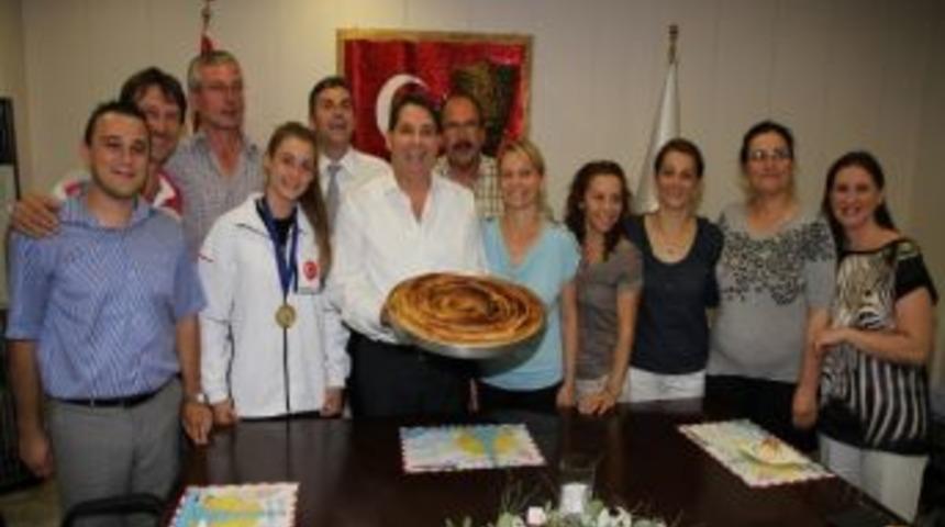 Yağmur&rsquo;a Paris Vizesi Tartan&rsquo;dan