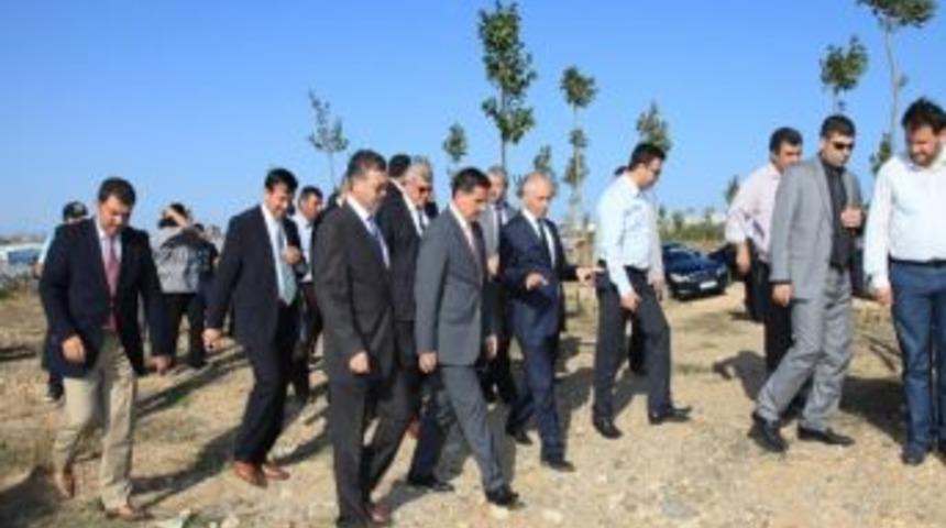 Vali Topaca Ve B&uuml;y&uuml;kşehir Belediye Başkanı Karaosmanoğlu Şekerpınar Katlı Kavşak Projesini İnceledi