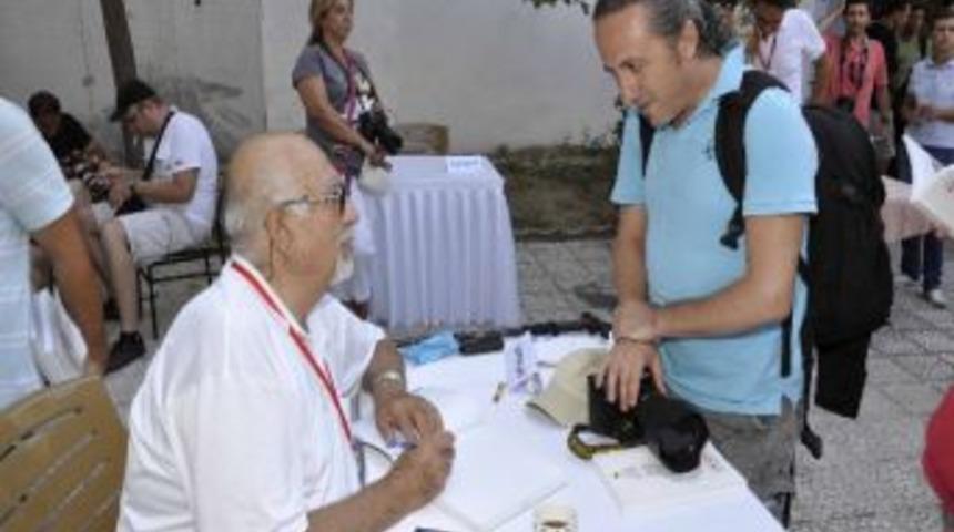 Fotoğraf Ustaları Kuşadası'nda Kitaplarını İmzaladı