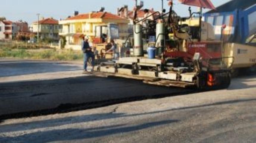 K&uuml;&ccedil;&uuml;kk&ouml;y-sarımsaklı&rsquo;da Yollara 2 Bin 765 Ton Sıcak Asfalt