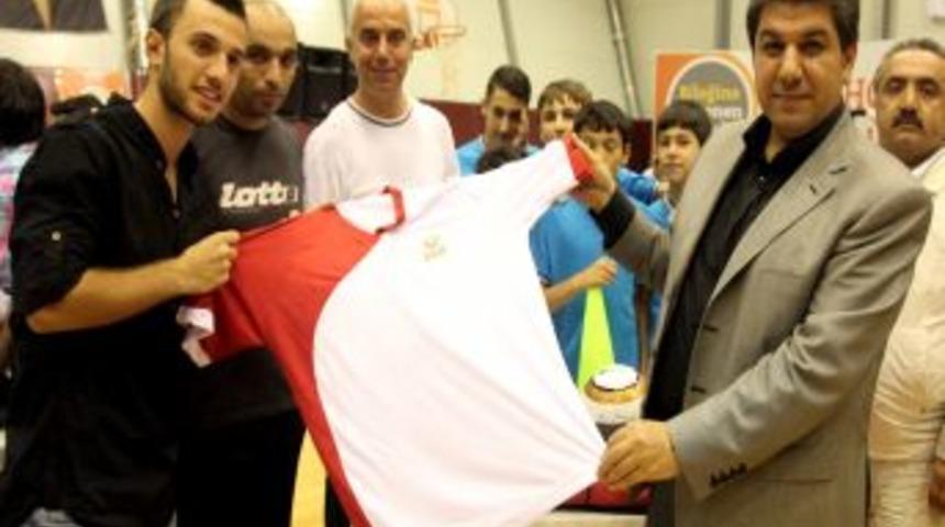 Emre &Ccedil;olak Spor Malzemesi Dağıttı