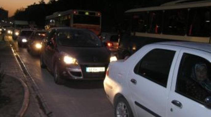Yol &Ccedil;alışmaları Trafiği Aksatıyor