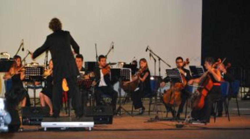 Yunan Adasında, T&uuml;rk Orkestrasının Dostluk Sesi Y&uuml;kseldi