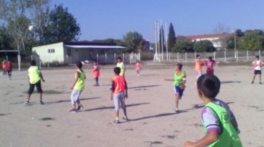 Ezine'de Futbol Okuluna B&uuml;y&uuml;k İlgi