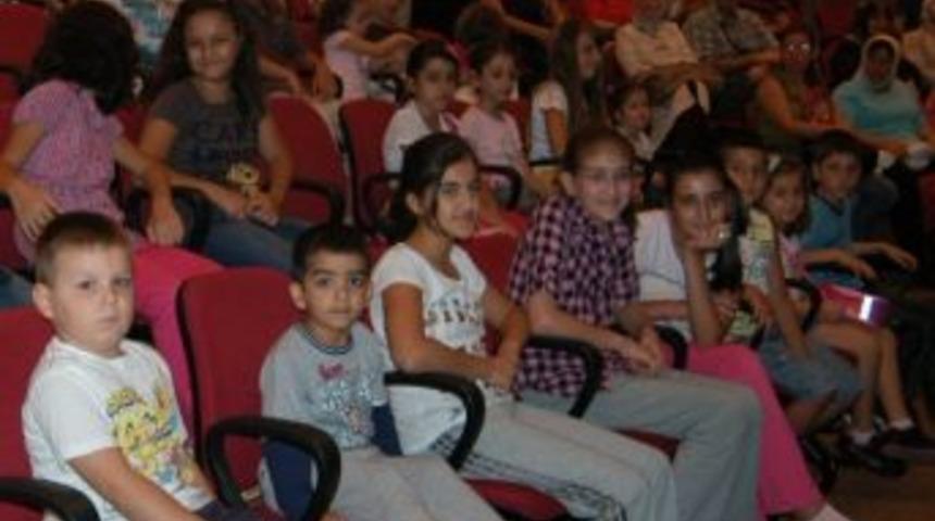 Adile Naşit Tiyatrosu Perdesini A&ccedil;tı