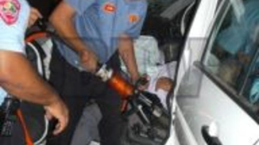 Kumluca'da Trafik Kazası, 2 Kişi Yaralandı