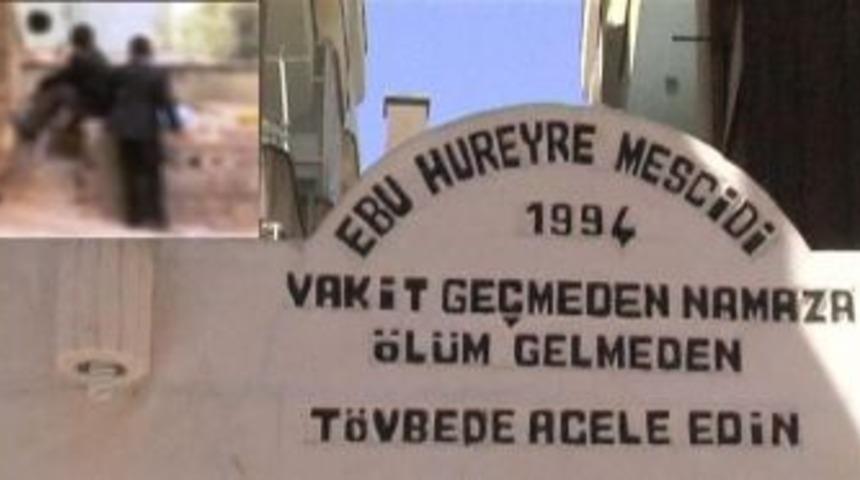 &lsquo;Cami &Uuml;st&uuml;nde Bali &Ccedil;ekiyorlar&rsquo;