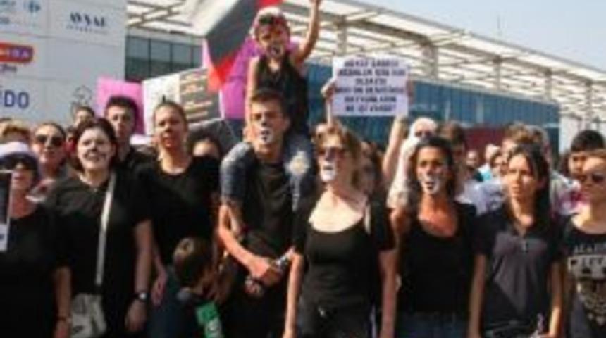 Bursa&rsquo;da Hayvanseverler Sokaklara D&ouml;k&uuml;ld&uuml;